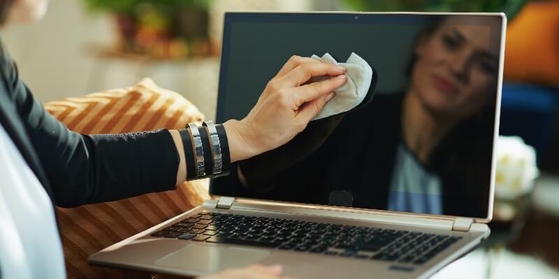 cleaning laptop